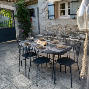 Eetset met voldoende stoelen. Er is ook een kinderstoel aanwezig