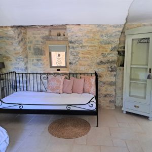 Slaapkamer met 3 bedden.